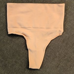 Skims high-waisted thong